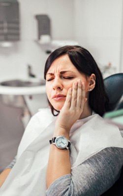 woman with dental emergency visiting dentist 