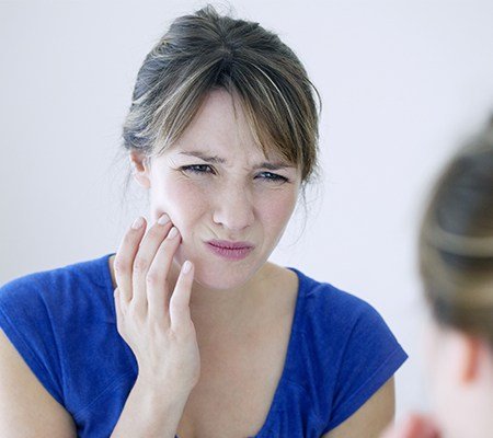 woman in pain before periodontal therapy